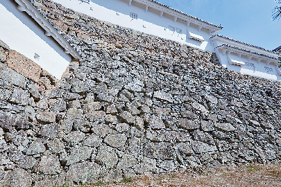石垣の稜線で築城の時代の違いがわかる