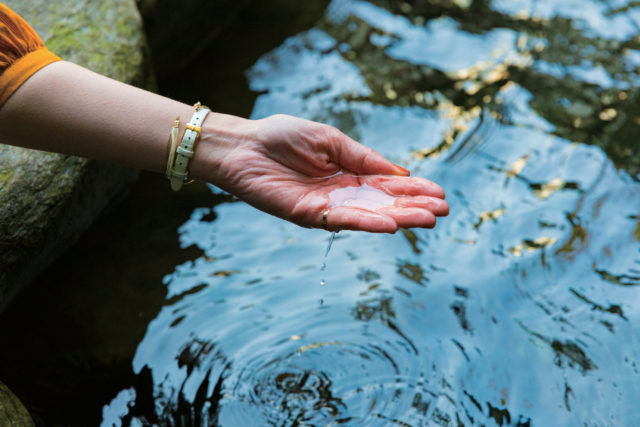 【徳島・祖谷×ドライブ】絶壁を白糸のように流れ落ちる優美な滝「琵琶の滝」