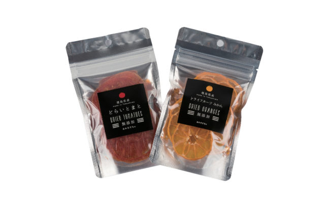 【徳島×産直市】JR徳島駅近くの新町川沿いに約80店舗のパラソルショップが集結「とくしまマルシェ」