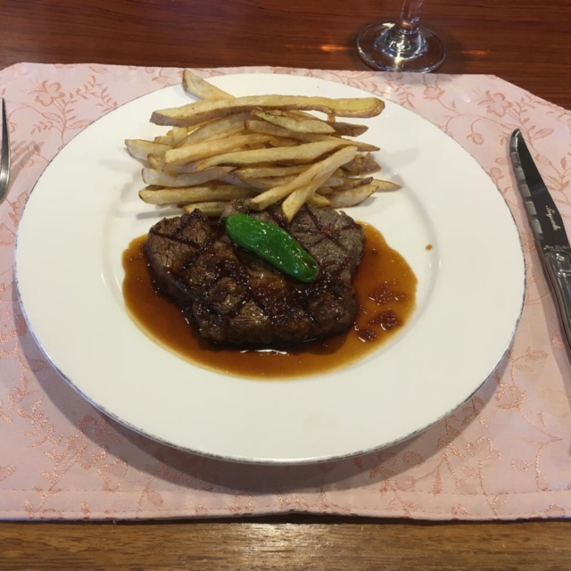 遠方からの客も多い人気フレンチ「ムッシュ田中の料理とワインの店 VinVin」