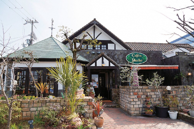 ご当地トーストで人気のカフェ「カフェドムッシュ姫路店」