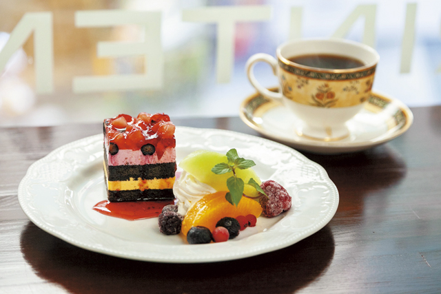 旬の果物を添えたスイーツを「カフェ プランタン」