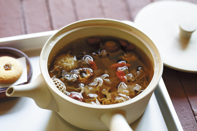 斬新なデザイナーズ空間で体に優しい薬膳メニューを「薬膳喫茶 gekiyaku」