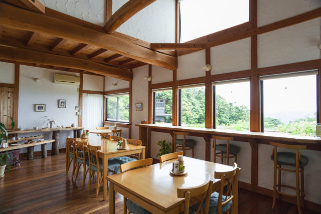 伊勢エビがまるごと一匹!濃厚ソースをたっぷりからめて「小さな宿&レストラン しいの木やま」