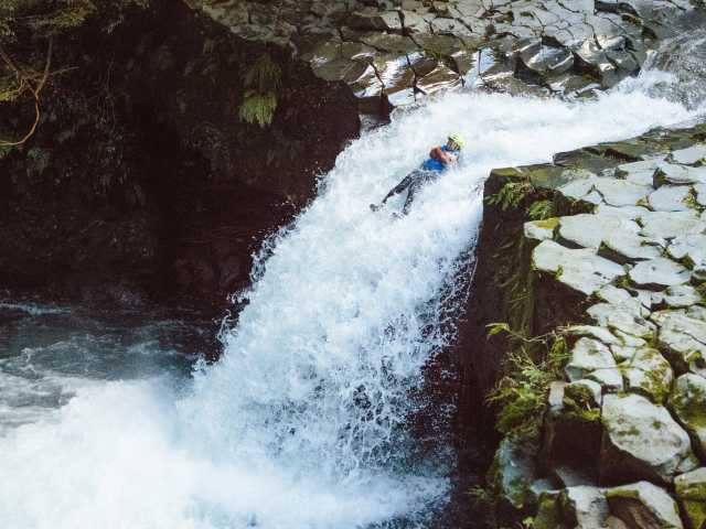 清流で滝滑り「河津七滝キャニオニングツアー」