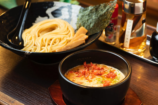 【熱海第一ビル×グルメ】<B1F>温泉自家製麵と濃厚スープがベストマッチ「温泉つけ麺 維新 熱海本店」