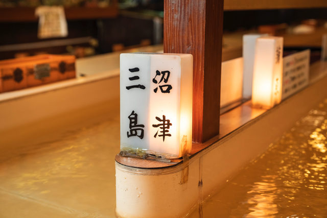 川を眺めながらのんびり待っていると…