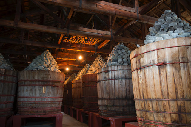 見学ポイント1【味噌蔵見学】