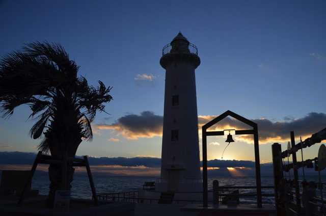 【南知多×ドライブ】青い海に映えるロマンチックな白い灯台「野間灯台」