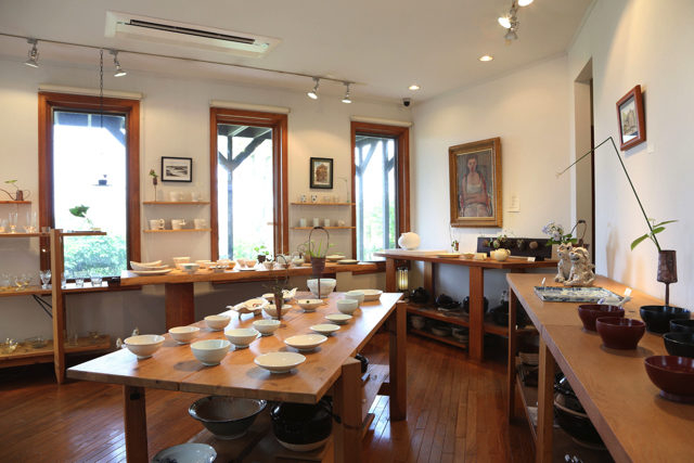 【南知多×ドライブ】緑に包まれたギャラリーでお気に入りの器や洋服探し「アサンブラージュ」