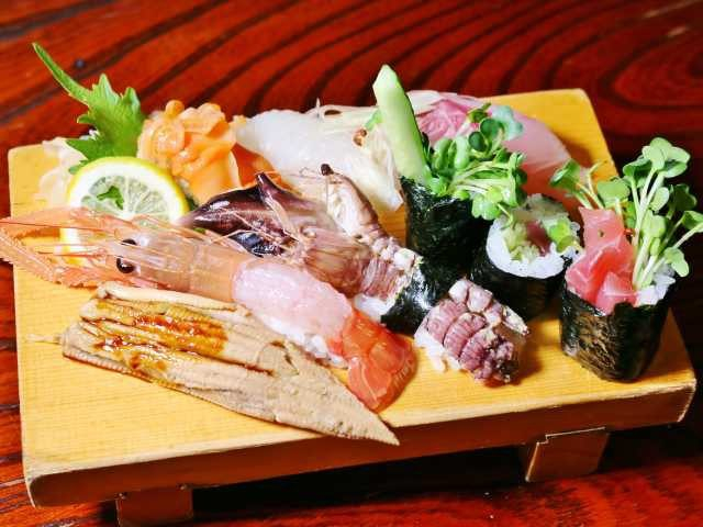 【愛知・蒲郡×グルメ】地魚が中心の鮮やかな寿司が自慢「小松」