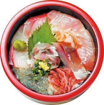 熱海一歴史のある寿司店で地魚が盛りだくさんの丼を「寿し忠」