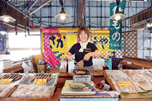【南知多×ドライブ】活気ある漁港の市場で新鮮魚介&海産物を「師崎漁港朝市」