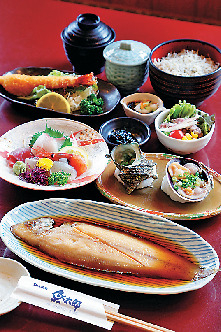 【南知多×ドライブ】BBQ&市場食堂でとれたての魚貝を食べ尽くす「魚太郎・本店」