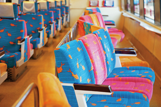 真っ赤な車体が目を引くキンメ電車