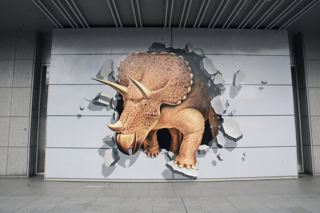 お土産を買ったら、福井駅の恐竜スポットもチェック!