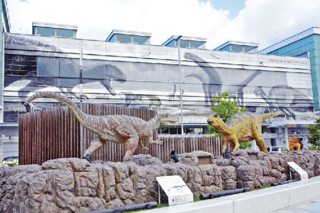 お土産を買ったら、福井駅の恐竜スポットもチェック!