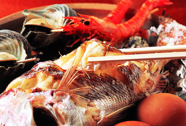 オーシャンビューの料理旅館で鯛料理を満喫「海宿 千年松」(大島)