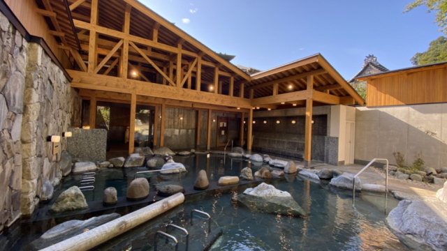 外湯で唯一の完全露天の庭園風呂「御所の湯」