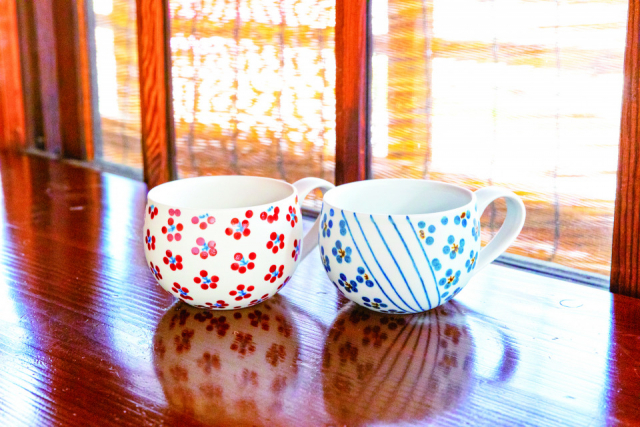 マグカップ (左)2420円 (右)2640円 Ⓔ