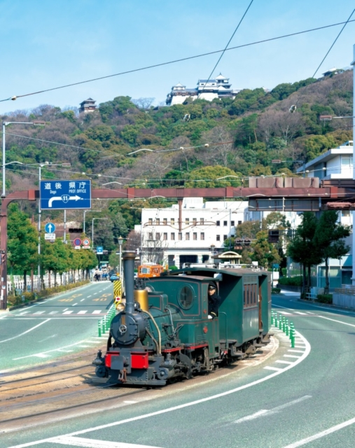 松山市内を走るディーゼル機関車「坊っちゃん列車」