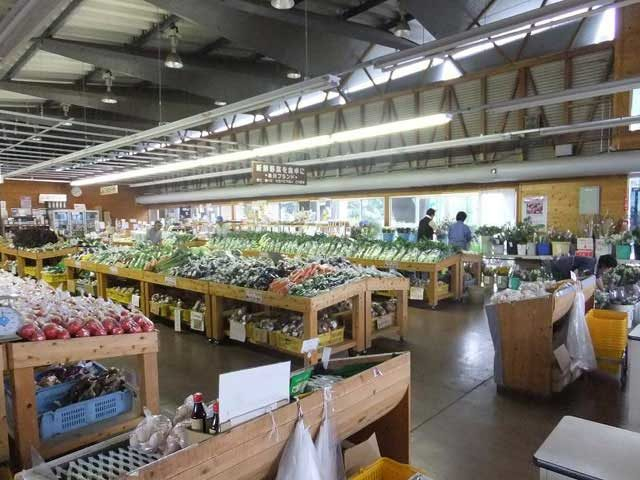 【デイキャンプでバーベキュー×食材調達】新鮮食材がいっぱい「秋川ファーマーズセンター」