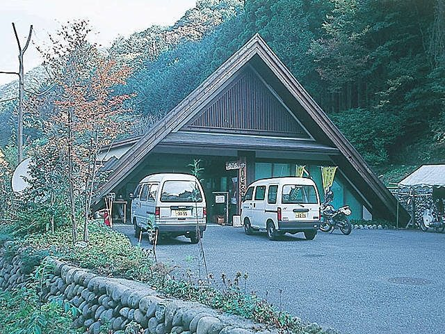 【デイキャンプでバーベキュー×奥多摩周辺】体験プログラムが豊富「東京都立奥多摩湖畔公園山のふるさと村キャンプ場」