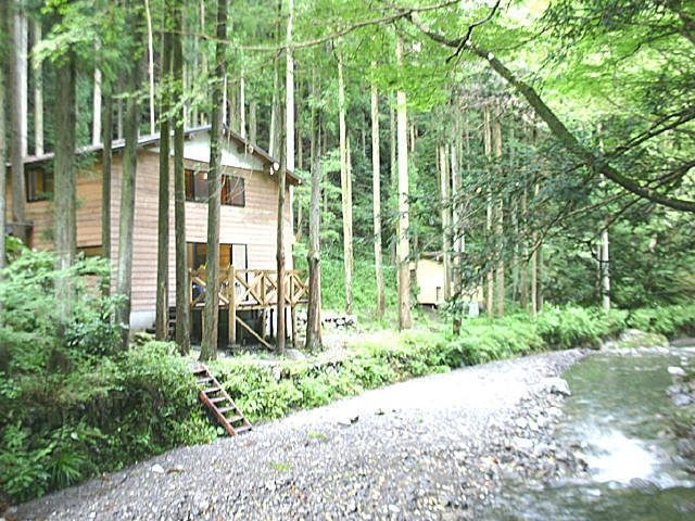 【デイキャンプでバーベキュー】秋川渓谷の秘境にある「ロッヂ神戸岩」