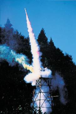 【ココをCHECK!】青空に舞い上がる手作りのロケット