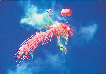 【ココをCHECK!】青空に舞い上がる手作りのロケット