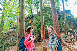 【東京・御岳山×ハイキング】鎖を頼りに岩の上へ「天狗岩」