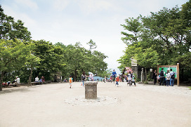 【東京・高尾山×登山➃】約200段の階段で山頂へ「高尾山山頂」