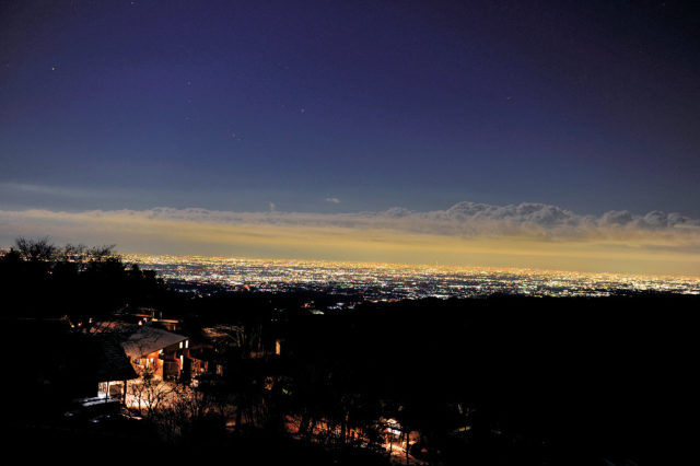【20:00】眼下には、山々に囲まれた小さな集落が見える