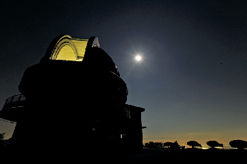 【20:00】眼下には、山々に囲まれた小さな集落が見える