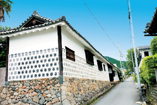 旧高取藩の家老の屋敷「植村家長屋門」