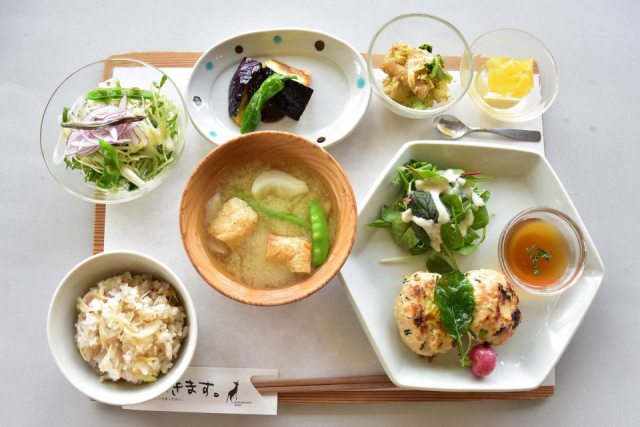 【くるみの木】緑に囲まれた小さな一軒家カフェをご案内