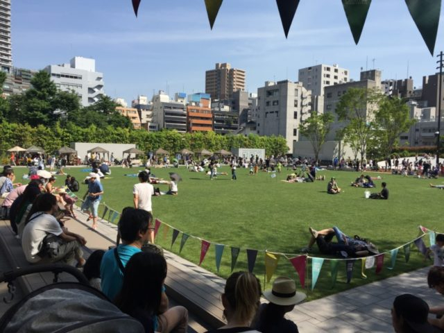 【東京・池袋のお出かけスポット】「南池袋公園・池袋西口公園」緑の芝でのんびり♪池袋にできた都会のオアシス