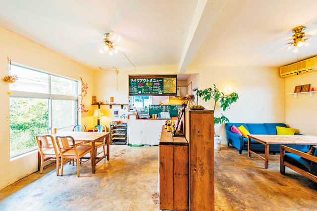 【沖縄中部・北中エリア×外国人住宅カフェ】木のぬくもりを感じながら味わう、ふわふわの大きなかき氷が人気「SANS SOUGI(サンスーシィ)」