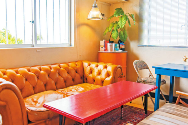 【沖縄中部・曙エリア×外国人住宅カフェ】手作りのインテリアを配したハイセンスな空間でくつろぐ「NIWA CAFE(ニワカフェ)」