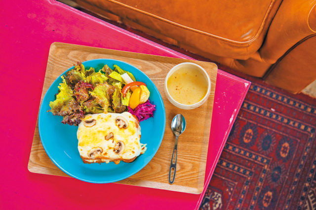 【沖縄中部・曙エリア×外国人住宅カフェ】手作りのインテリアを配したハイセンスな空間でくつろぐ「NIWA CAFE(ニワカフェ)」