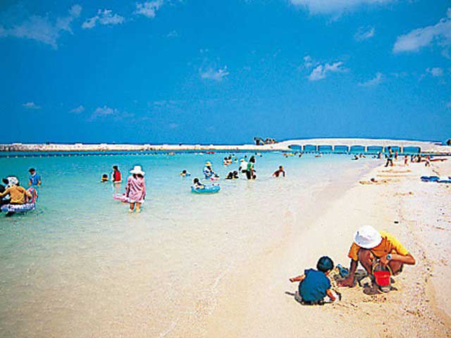 【沖縄でやりたいこと×フォトジェニックスポットへ】糸満漁港近くにある人工ビーチ「美々ビーチいとまん(南部)」