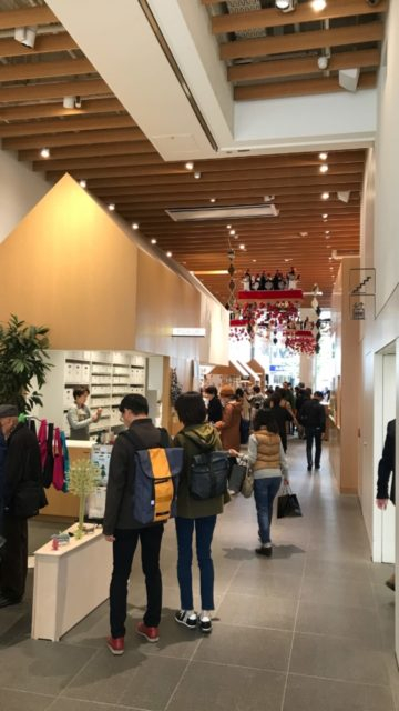 ステイショナリーの人気店「銀座 伊東屋 本店」へ