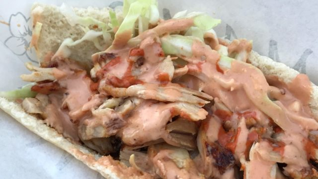 野菜たっぷりでヘルシーなケバブを路上で