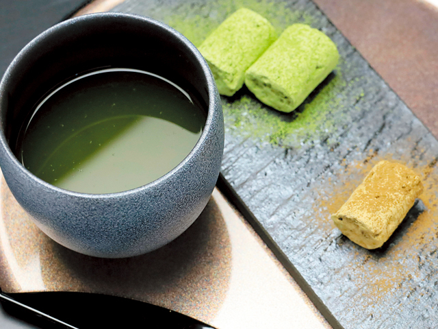 しっとりもっちりとした五家宝がお茶とマッチ「狭山茶カフェ 和芳庵」