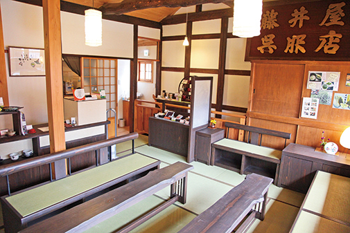 しっとりもっちりとした五家宝がお茶とマッチ「狭山茶カフェ 和芳庵」