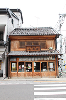 しっとりもっちりとした五家宝がお茶とマッチ「狭山茶カフェ 和芳庵」