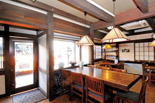 壁や柱の色合いが時代を感じさせる「えぷろん亭」