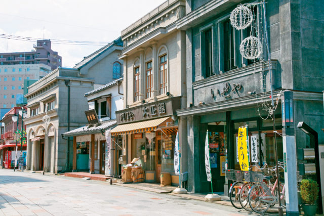 大正時代の建物が残る商店街「大正浪漫夢通り