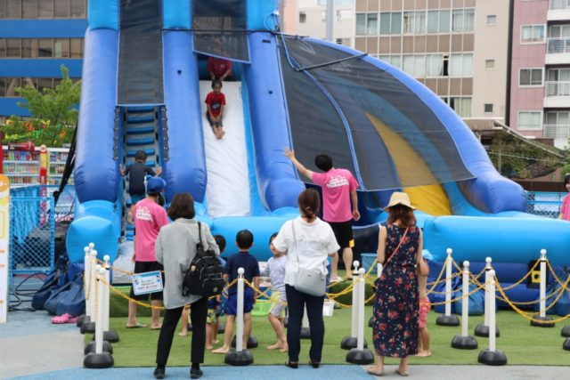 小さな子供が楽しめる乗り物や仕掛けもたくさん