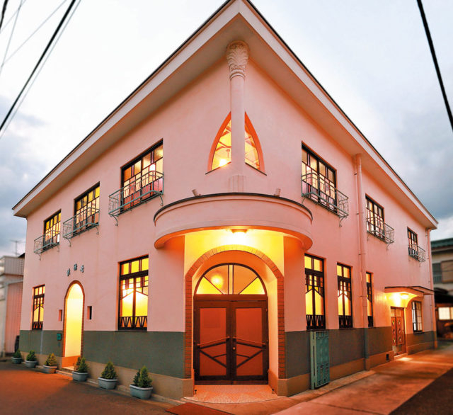 ステンドグラスがロマンティック「モダン亭太陽軒」